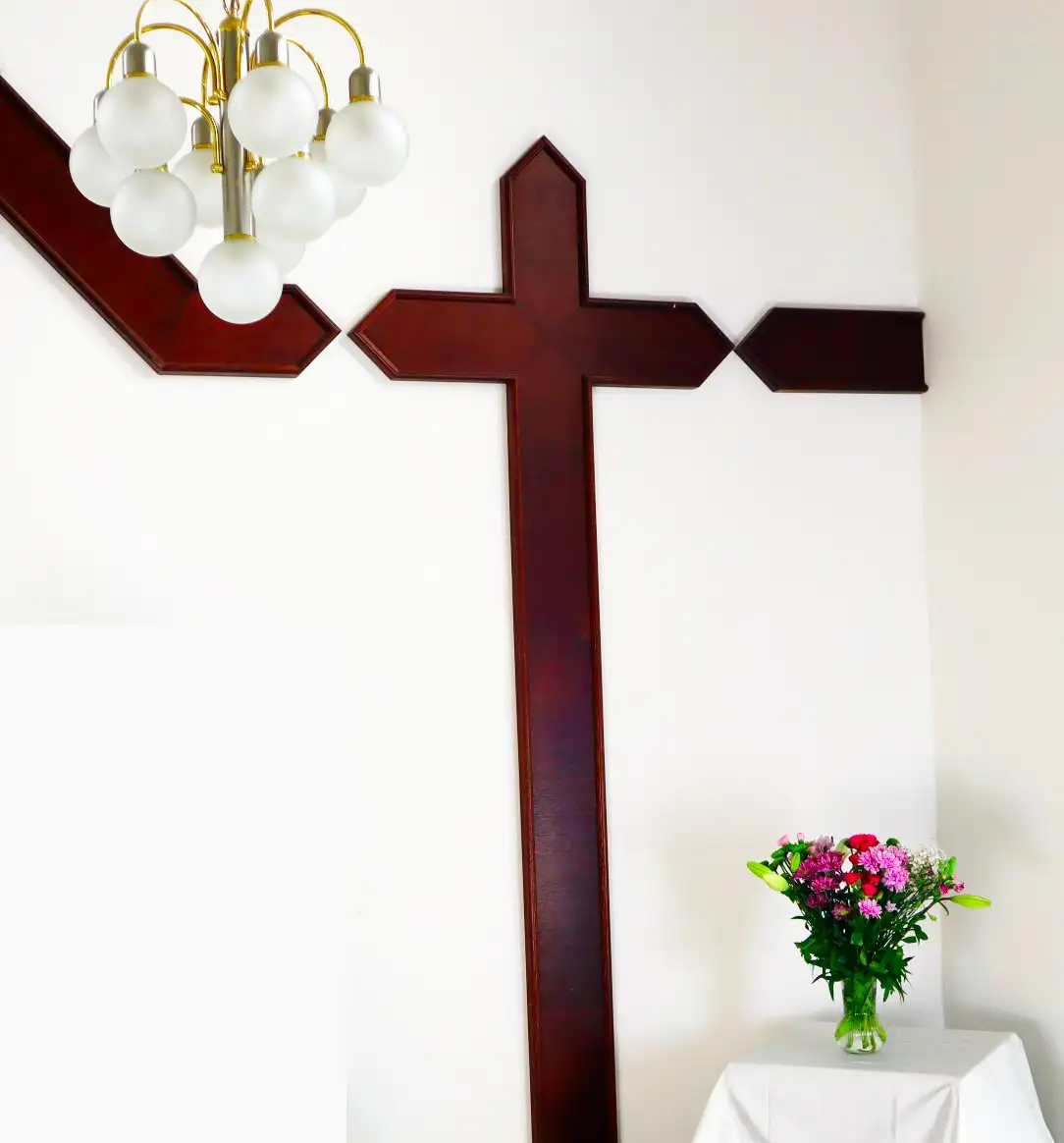 kreuz_ohne_gruen_test Kreuz im Andachtsraum